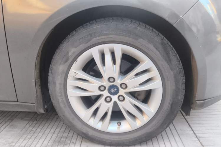 Used Ford Focus 2012 Sedan 1.6L Manual Comfort Model Right Front Wheel Hub