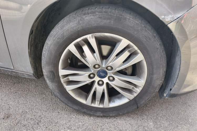 Used Ford Focus 2012 Sedan 1.6L Automatic Comfort Model Right Front Wheel Hub