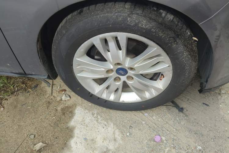 Used Ford Focus 2012 Sedan 1.6L Automatic Comfort Model Right Front Wheel Hub