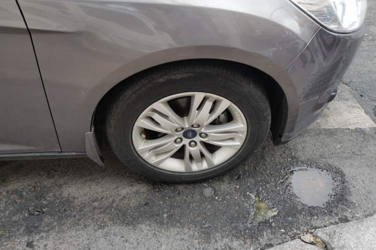Used Ford Focus 2012 Sedan 1.6L Automatic Comfort Model Right Front Wheel Hub