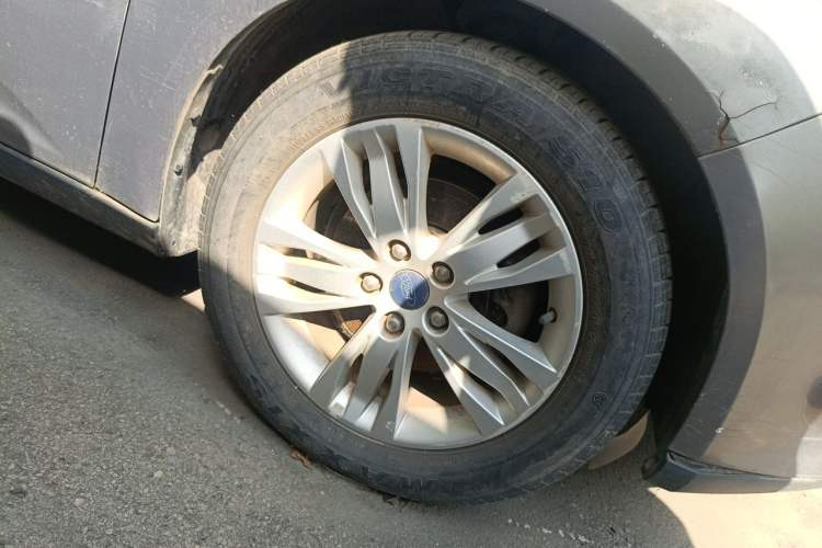 Used Ford Focus 2012 Sedan 1.6L Manual Comfort Model Right Front Wheel Hub