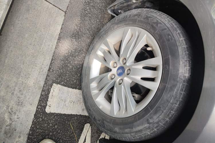 Used Ford Focus 2012 Sedan 1.6L Manual Comfort Model Right Front Wheel Hub