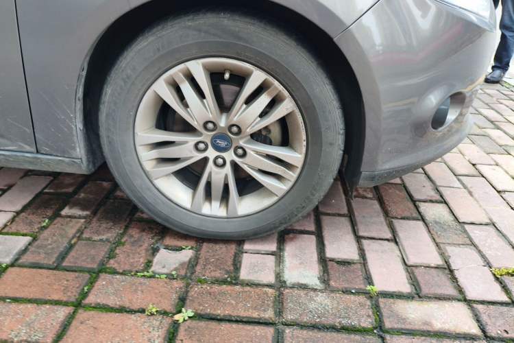 Used Ford Focus 2012 Sedan 1.6L Automatic Comfort Model Right Front Wheel Hub
