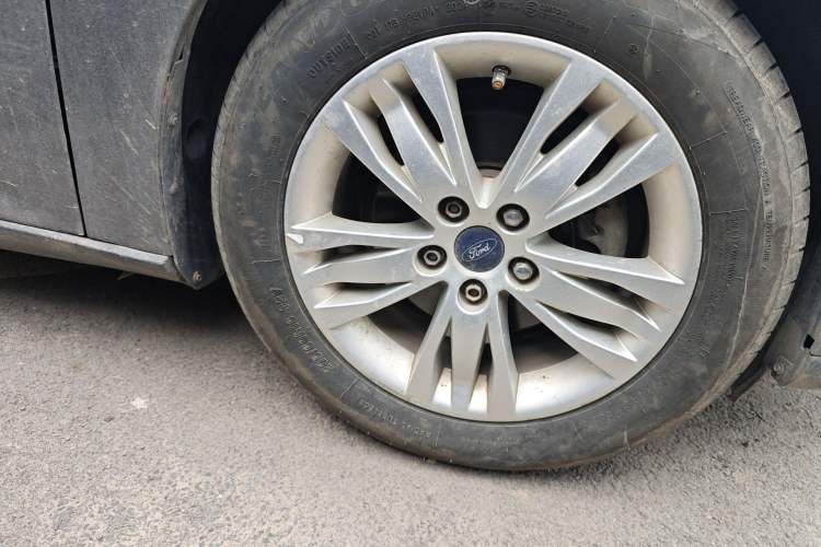 Used Ford Focus 2012 Sedan 1.6L Manual Comfort Model Right Front Wheel Hub