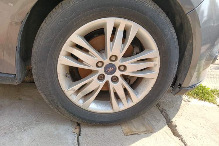 Used Ford Focus 2012 Sedan 1.6L Manual Comfort Model Right Front Wheel Hub
