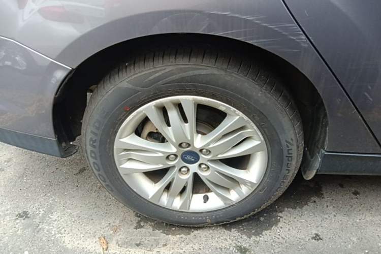 Used Ford Focus 2012 Sedan 1.6L Automatic Comfort Model Right Rear Wheel Hub