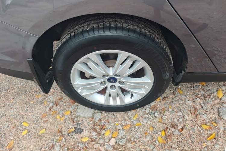 Used Ford Focus 2012 Sedan 1.6L Automatic Comfort Model Right Rear Wheel Hub