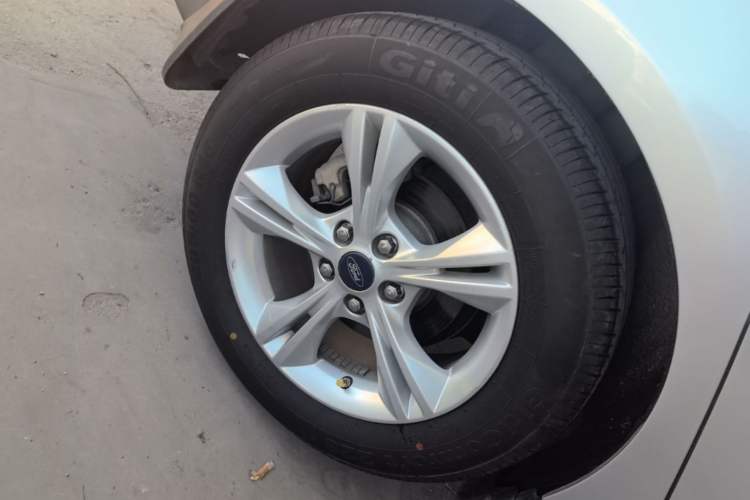 Used Ford Focus 2012 Sedan 1.6L Automatic Fashion Edition Right Rear Wheel Hub
