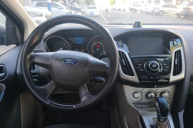 Used Ford Focus 2012 Sedan 1.6L Automatic Comfort Model Steering Wheel