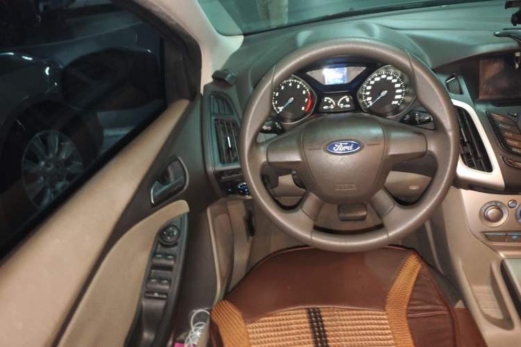 Used Ford Focus 2012 Sedan 1.6L Automatic Comfort Model Steering Wheel
