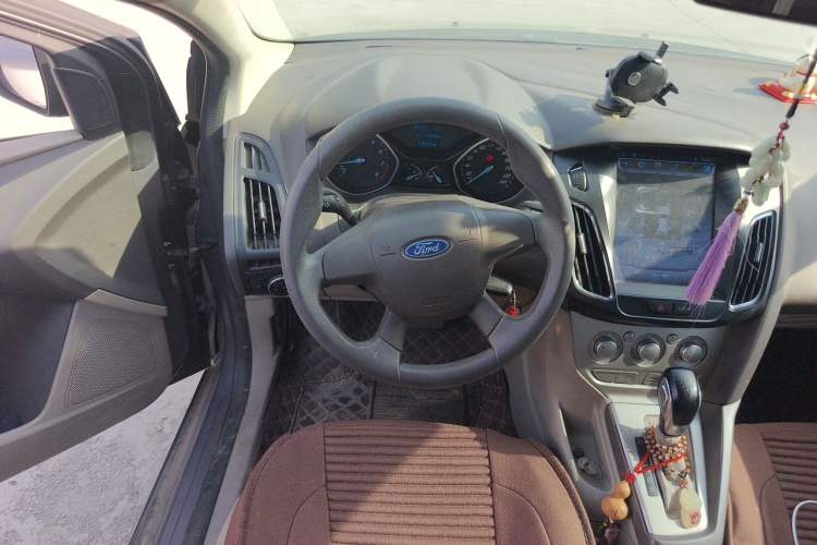 Used Ford Focus 2012 Sedan 1.6L Automatic Comfort Model Steering Wheel