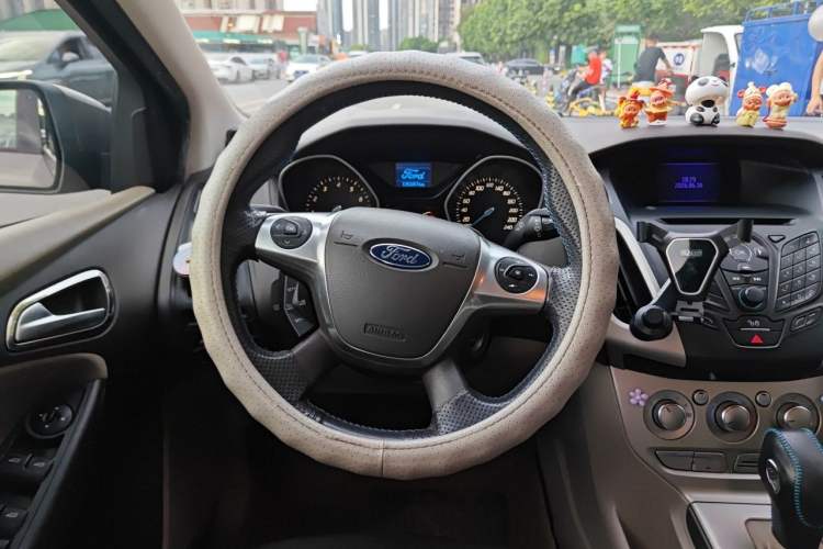 Used Ford Focus 2012 Sedan 1.6L Automatic Comfort Model Steering Wheel