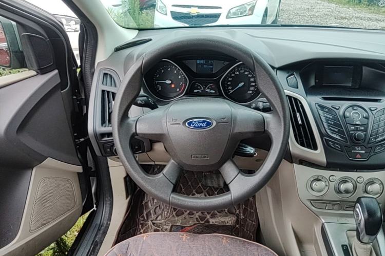 Used Ford Focus 2012 Sedan 1.6L Automatic Comfort Model Steering Wheel