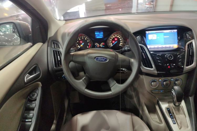 Used Ford Focus 2012 Sedan 1.6L Automatic Comfort Model Steering Wheel