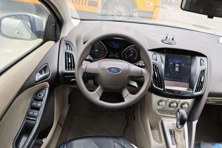 Used Ford Focus 2012 Sedan 1.6L Automatic Comfort Model Steering Wheel