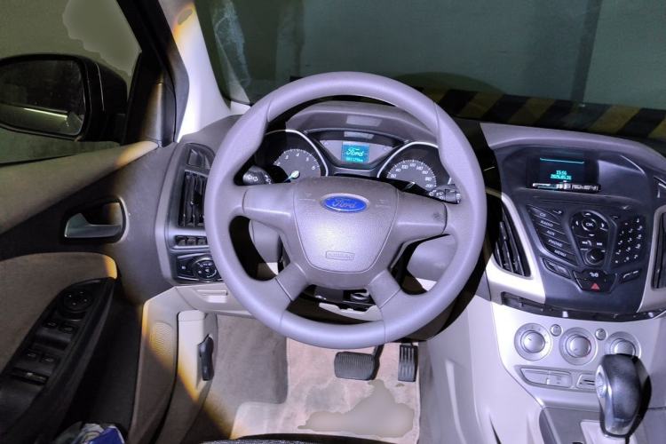 Used Ford Focus 2012 Sedan 1.6L Automatic Comfort Model Steering Wheel