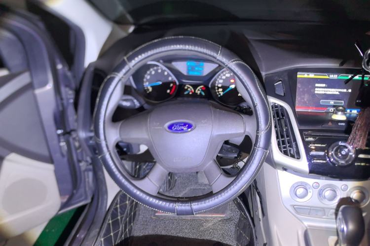 Used Ford Focus 2012 Sedan 1.6L Automatic Comfort Model Steering Wheel