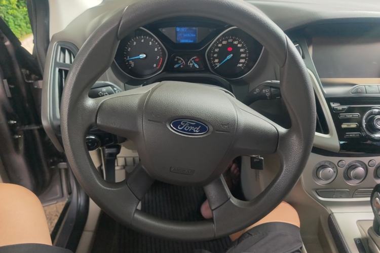 Used Ford Focus 2012 Sedan 1.6L Automatic Comfort Model Steering Wheel