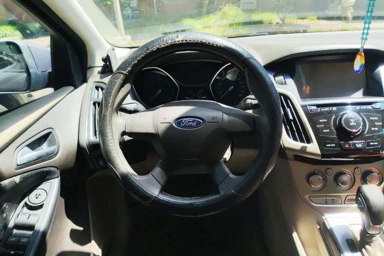 Used Ford Focus 2012 Sedan 1.6L Automatic Comfort Model Steering Wheel