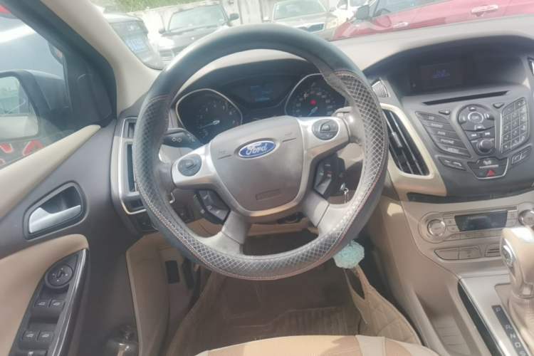 Used Ford Focus 2012 Sedan 1.6L Automatic Fashion Edition Steering Wheel