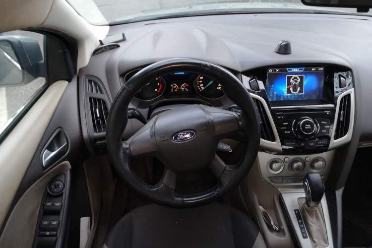 Used Ford Focus 2012 Sedan 1.6L Automatic Comfort Model Steering Wheel