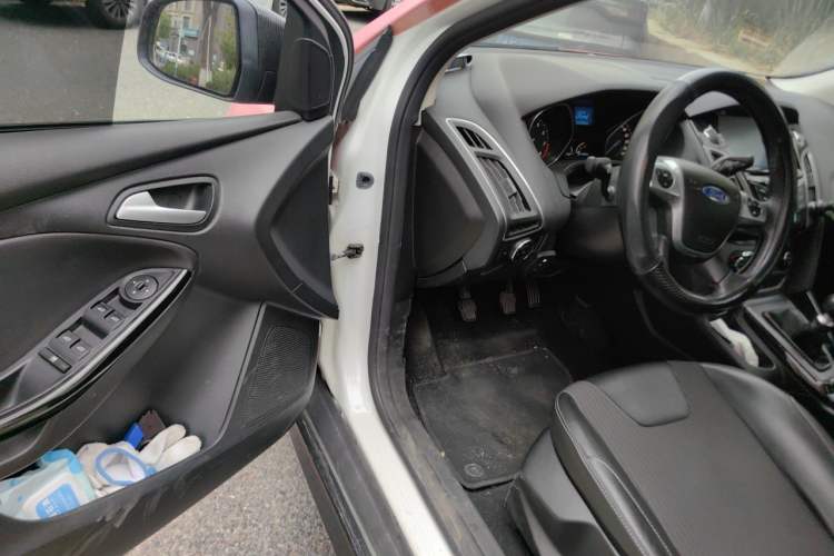 Used Ford Focus 2012 Sedan 1.6L Manual Fashion Edition Driver Seat