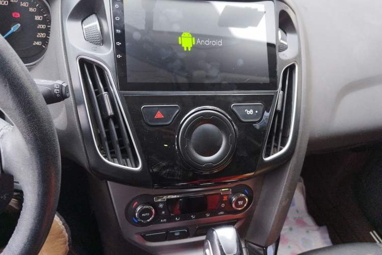 Used Ford Focus 2012 Hatchback 1.6L Automatic Fashion Edition Audio And AC Panel
