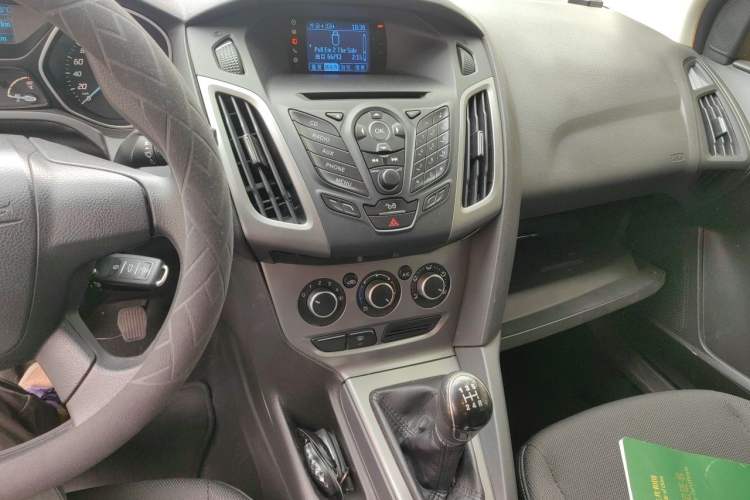 Used Ford Focus 2012 Hatchback 1.6L Manual Comfort Model Audio And AC Panel