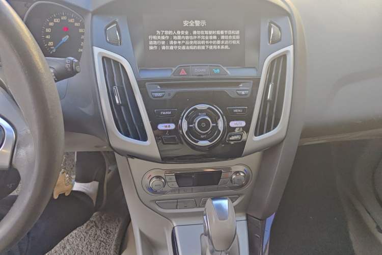 Used Ford Focus 2012 Hatchback 1.6L Automatic Fashion Edition Audio And AC Panel