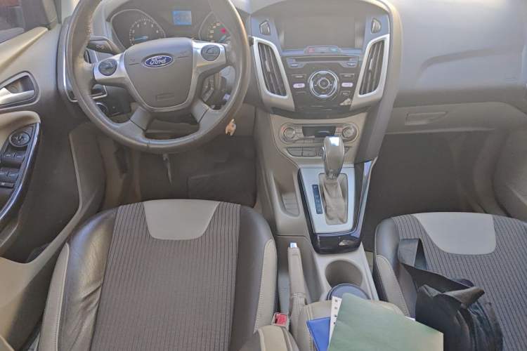 Used Ford Focus 2012 Hatchback 1.6L Automatic Fashion Edition Center Console