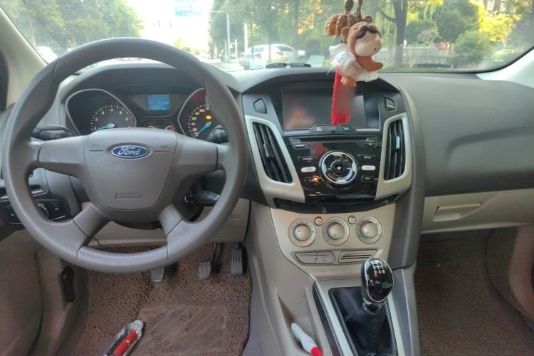 Used Ford Focus 2012 Sedan 1.6L Manual Comfort Model Center Console