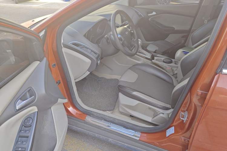 Used Ford Focus 2012 Hatchback 1.6L Automatic Fashion Edition Driver Seat