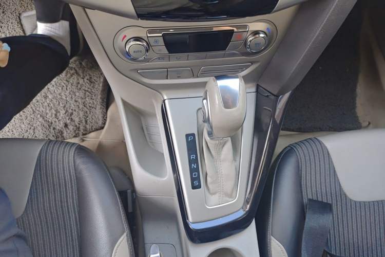 Used Ford Focus 2012 Hatchback 1.6L Automatic Fashion Edition Gear Lever