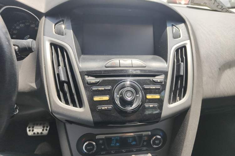 Used Ford Focus 2012 Sedan 1.6L Automatic Fashion Edition Audio And AC Panel