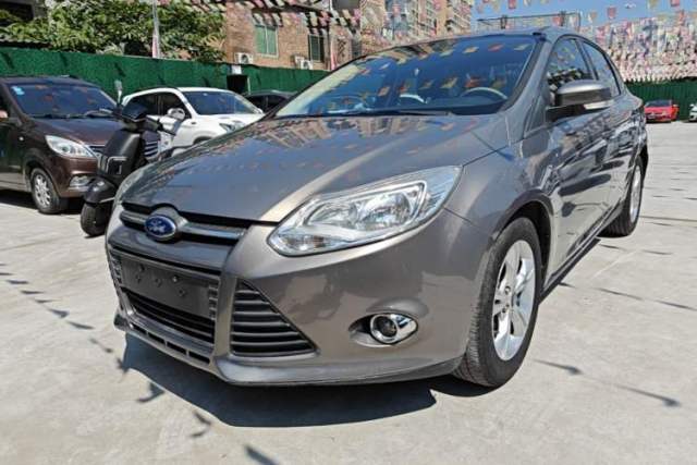 Ojetý Ford Focus 2012 Sedan 1.6L Automatic Fashion Edition