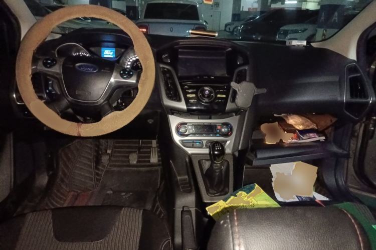 Used Ford Focus 2012 Sedan 1.6L Manual Fashion Edition Center Console