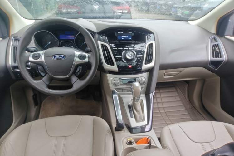 Used Ford Focus 2012 Sedan 2.0L Automatic Flagship Model Center Console