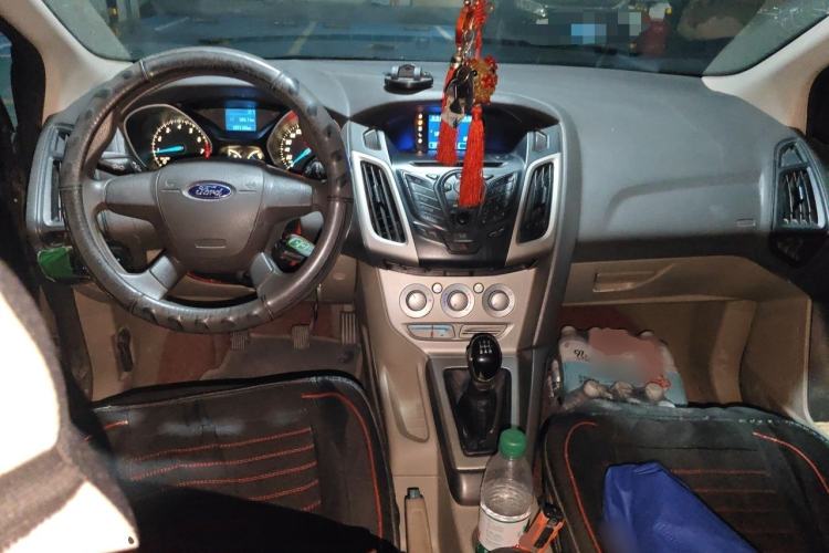 Used Ford Focus 2012 Sedan 1.6L Manual Comfort Model Center Console