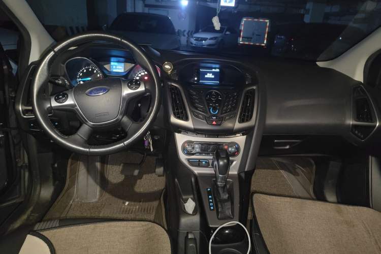 Used Ford Focus 2012 Sedan 1.6L Automatic Fashion Edition Center Console