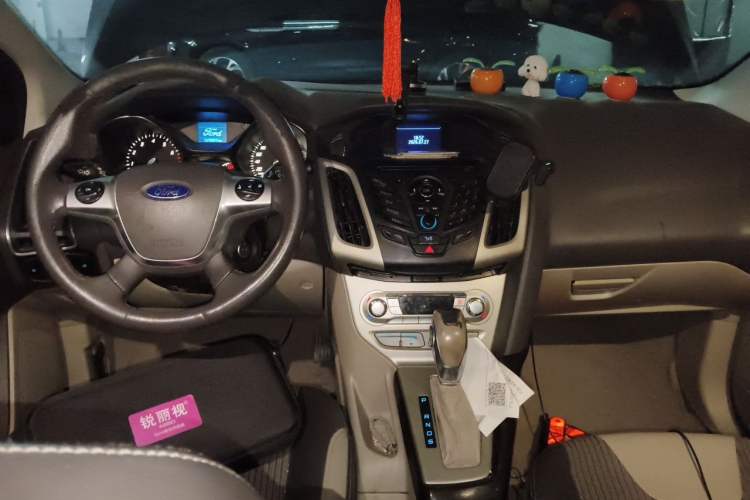 Used Ford Focus 2012 Sedan 1.6L Automatic Fashion Edition Center Console