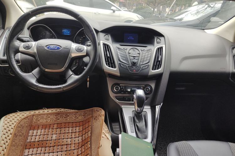 Used Ford Focus 2012 Sedan 1.6L Automatic Fashion Edition Center Console