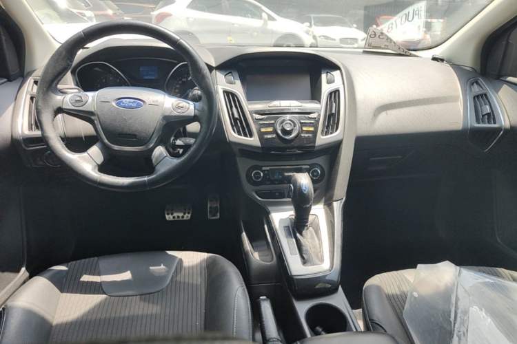 Used Ford Focus 2012 Sedan 1.6L Automatic Fashion Edition Center Console