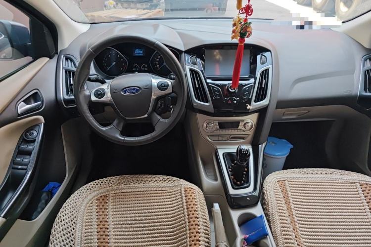 Used Ford Focus 2012 Sedan 1.6L Manual Fashion Edition Center Console