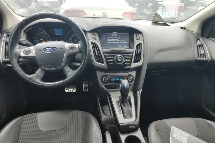 Used Ford Focus 2012 Sedan 1.6L Automatic Fashion Edition Center Console