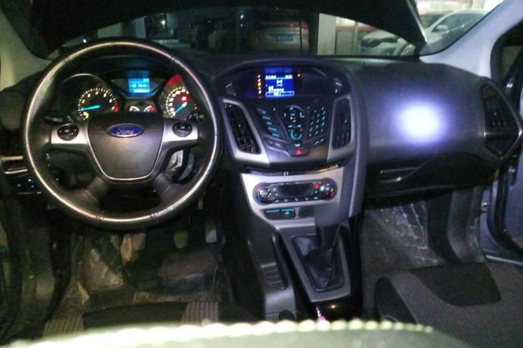 Used Ford Focus 2012 Sedan 1.6L Manual Fashion Edition Center Console