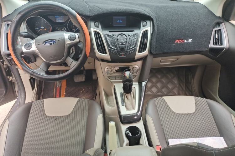 Used Ford Focus 2012 Sedan 1.6L Automatic Fashion Edition Center Console