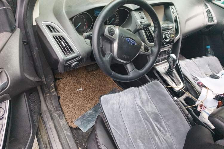 Used Ford Focus 2012 Sedan 1.6L Automatic Fashion Edition Center Console