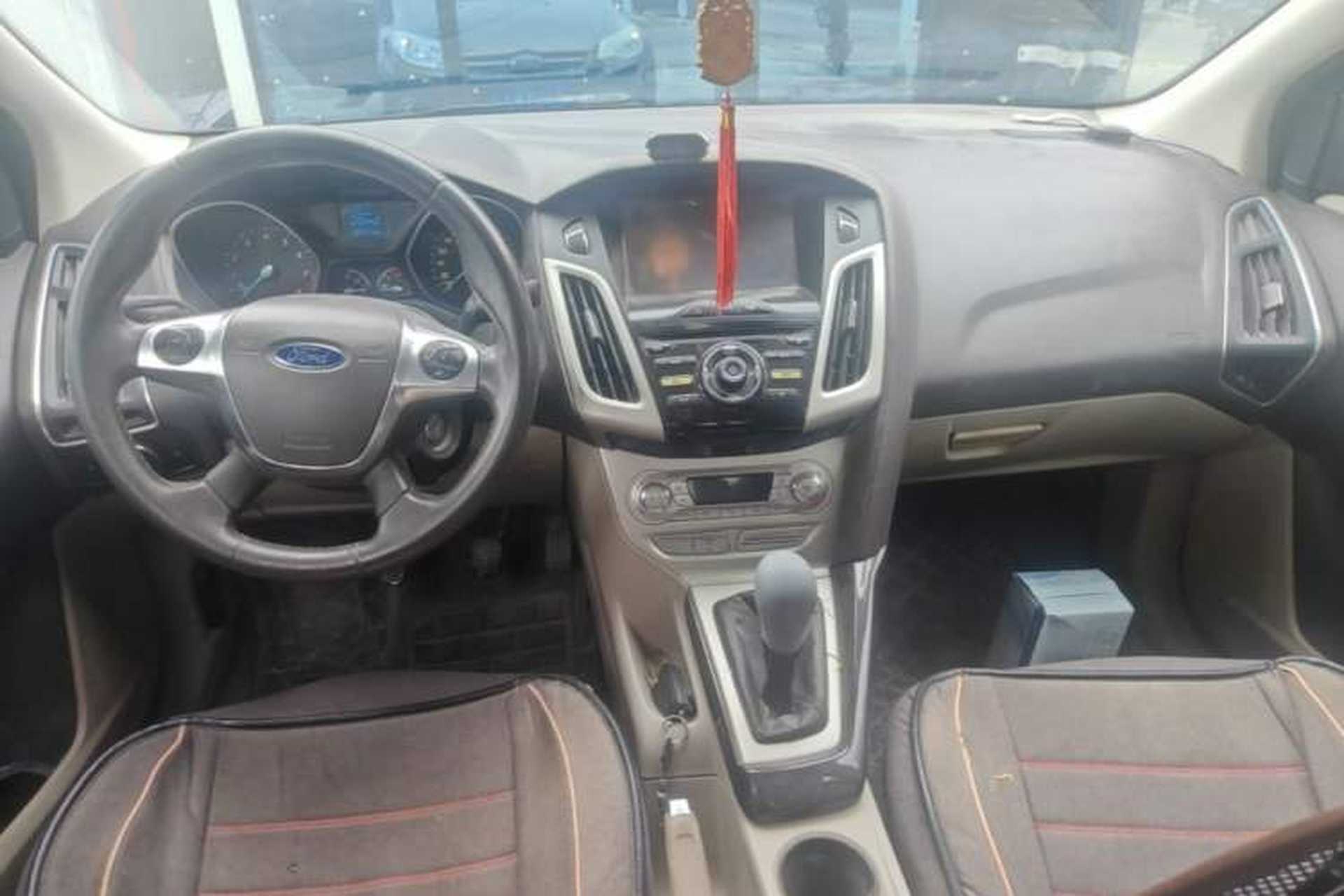 Used Ford Focus 2012 Sedan 1.6L Manual Fashion Edition Center Console