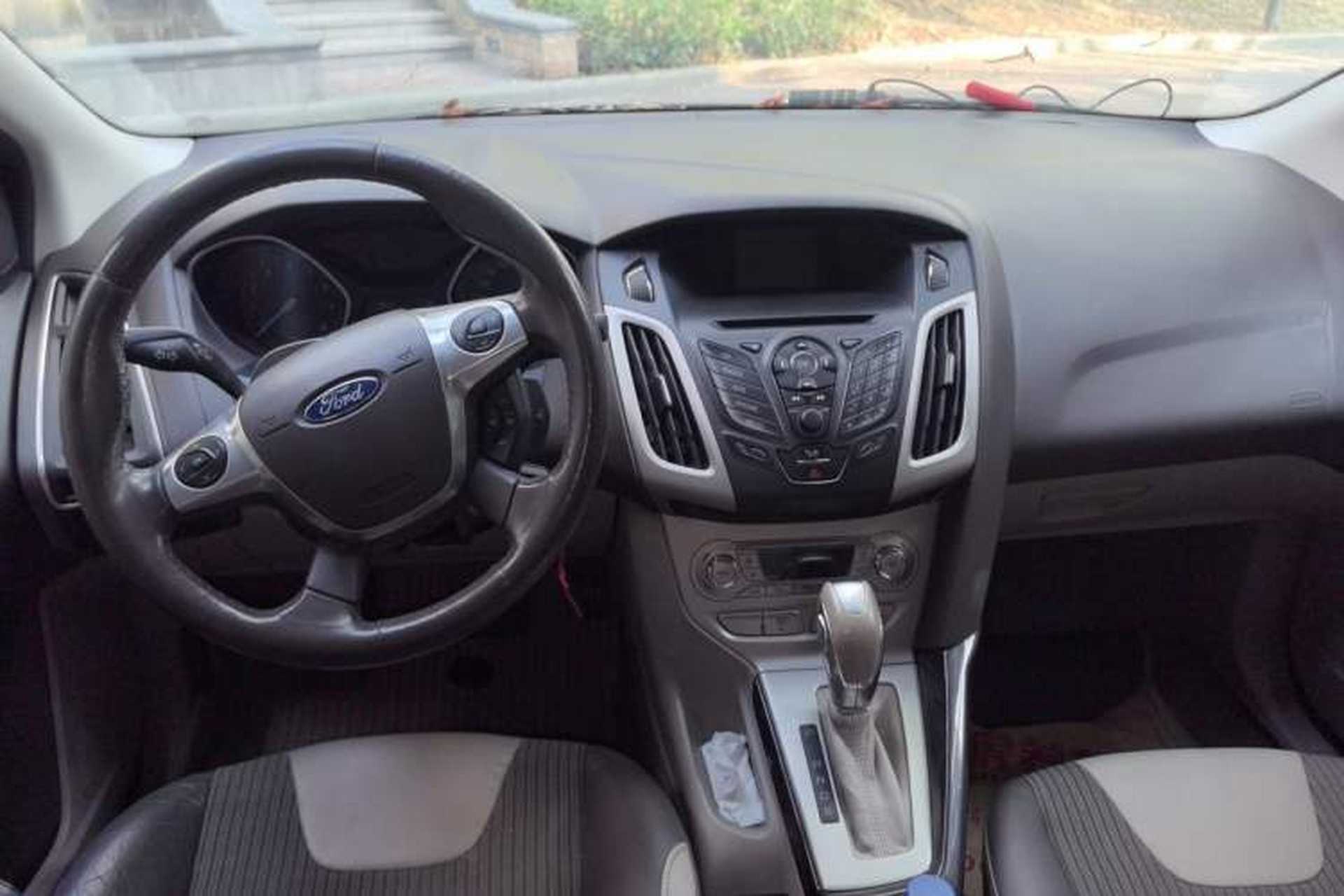 Used Ford Focus 2012 Sedan 1.6L Automatic Fashion Edition Center Console
