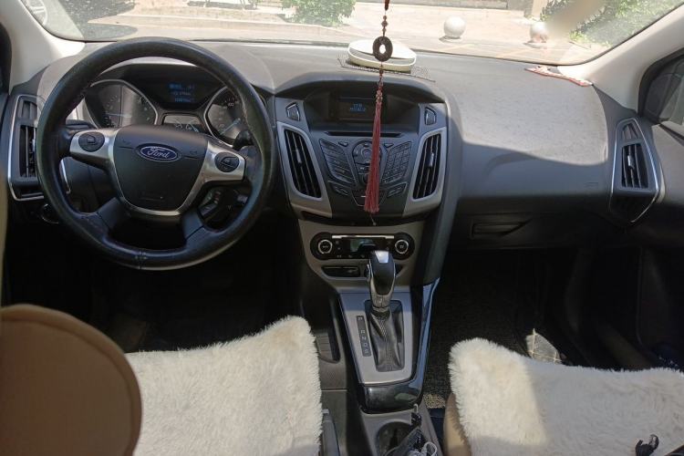 Used Ford Focus 2012 Sedan 1.6L Automatic Fashion Edition Center Console